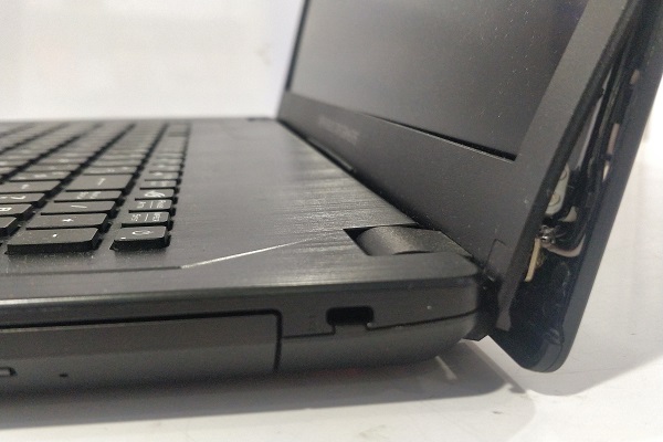 Réparation charnière ordinateur portable Asus